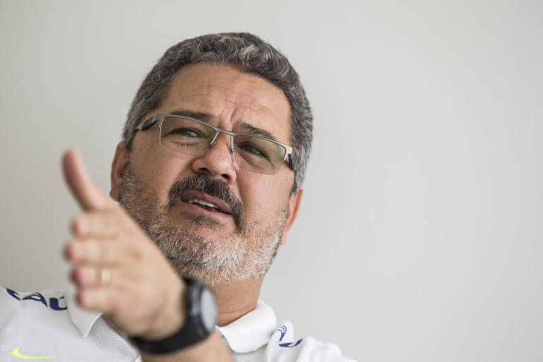 Rogério Micale fala durante entrevista