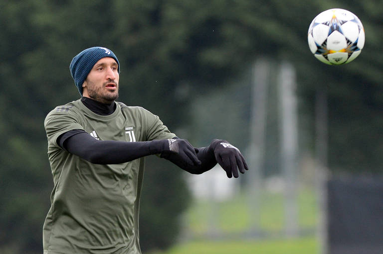 O zagueiro Giorgio Chiellini participa de treino da Juventus