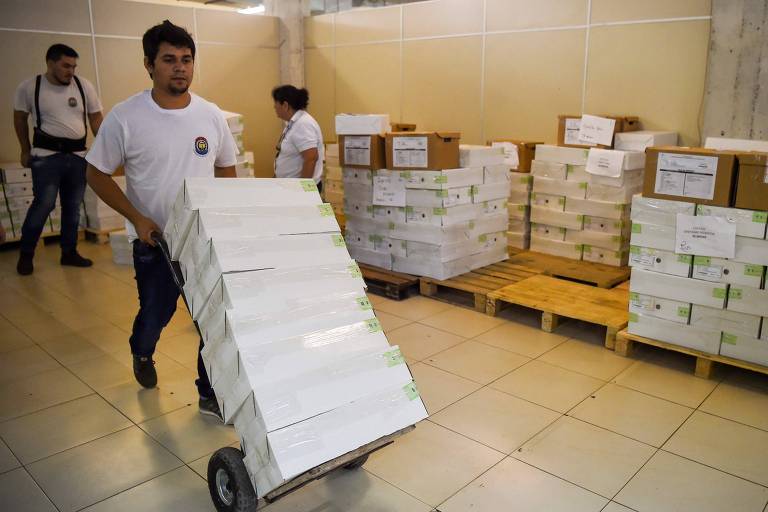 Funcionários preparam material de votação em Assunção, neste sábado (21), véspera das eleições presidenciais do Paraguai