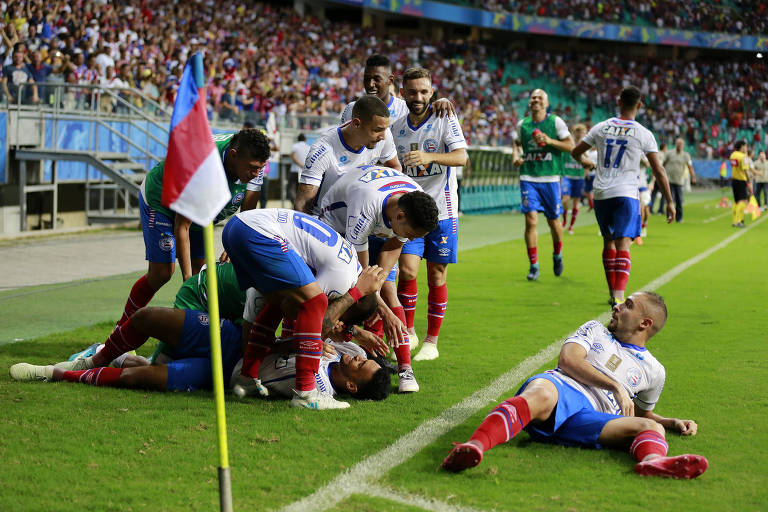 Jogadores do Bahia festejam gol na Fonte Nova