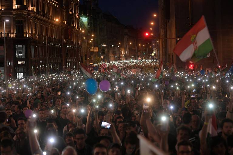 Dezenas de milhares de húngaros marcham contra premiê em Budapeste