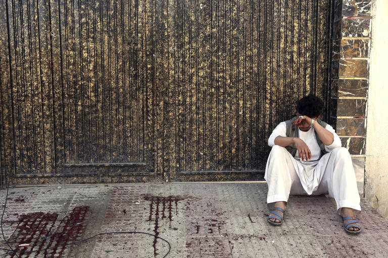 Homem chora morte de vítima de ataque a bomba em centro eleitoral da capital afegã