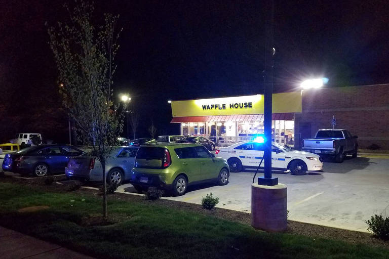 Carro da polícia em frente à loja Waffle House, onde um homem nu matou 4 pessoas