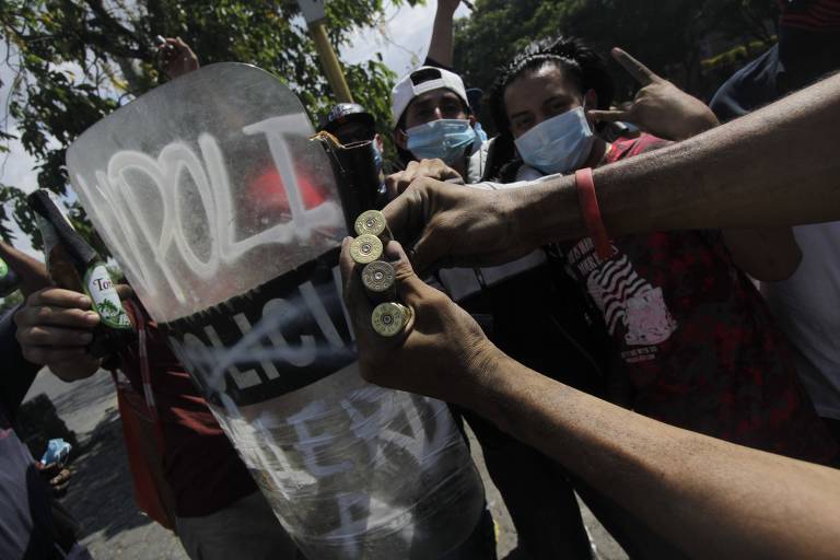 Manifestantes exibem cápsulas de balas que teriam sido disparadas contra ele pela polícia da Nicarágua, durante onda de protestos