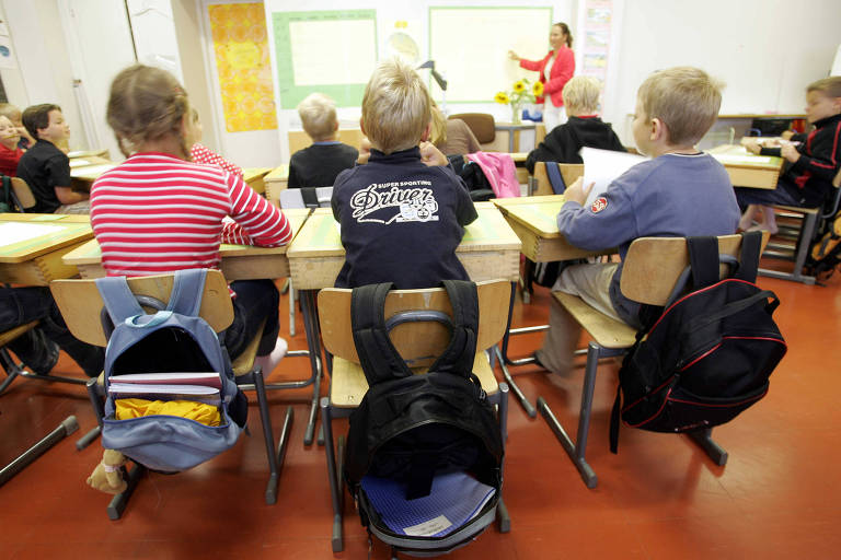 Uso intenso de celular por jovens prejudica o ensino, diz educador finlandês