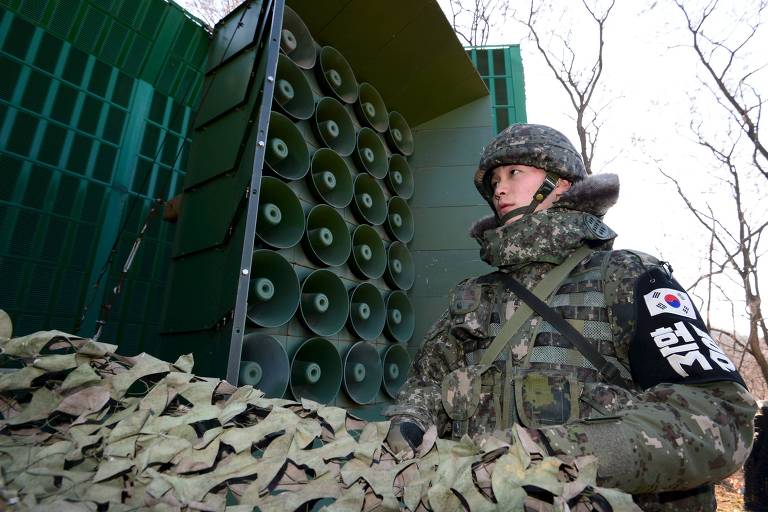 Soldado sul-coreano ao lado de alto-falante na fronteira com a Coreia do Norte