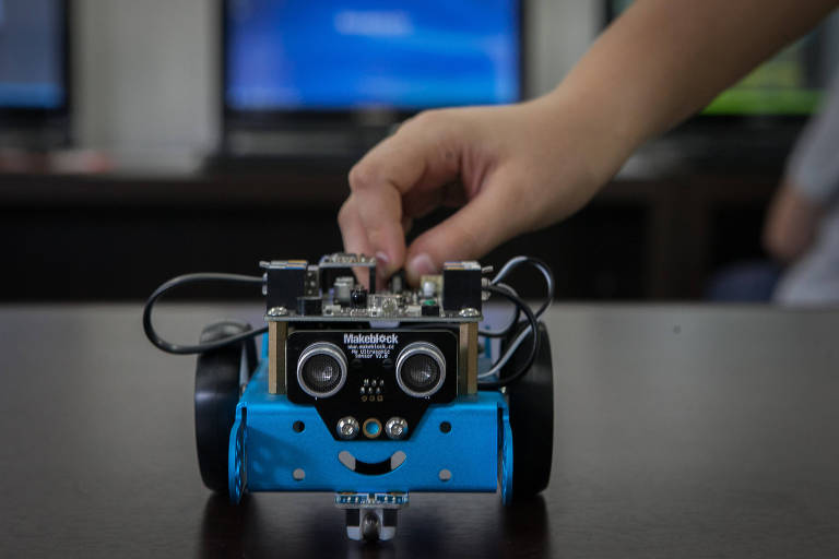 Robô desenvolvido em escola que ensina robótica e programação para crianças na Vila Mariana