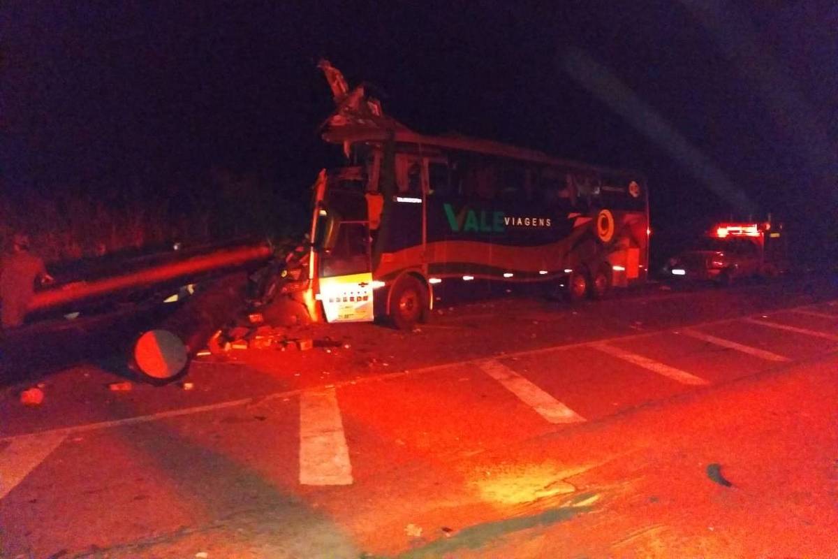 Batida entre carro, ônibus e caminhão deixa dois feridos e interdita  parcialmente BR-251 - Rádio Itatiaia