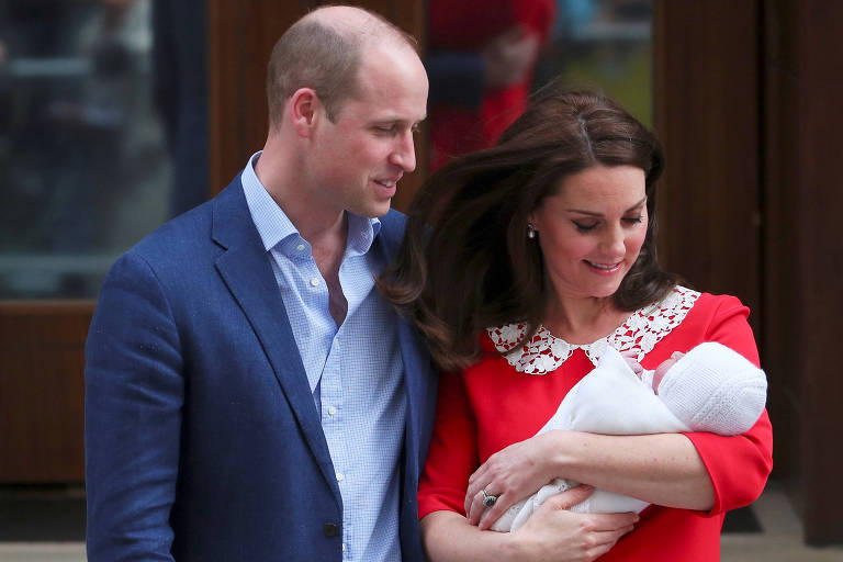 A duquesa de Cambridge Kate Middleton e o príncipe William mostram seu filho