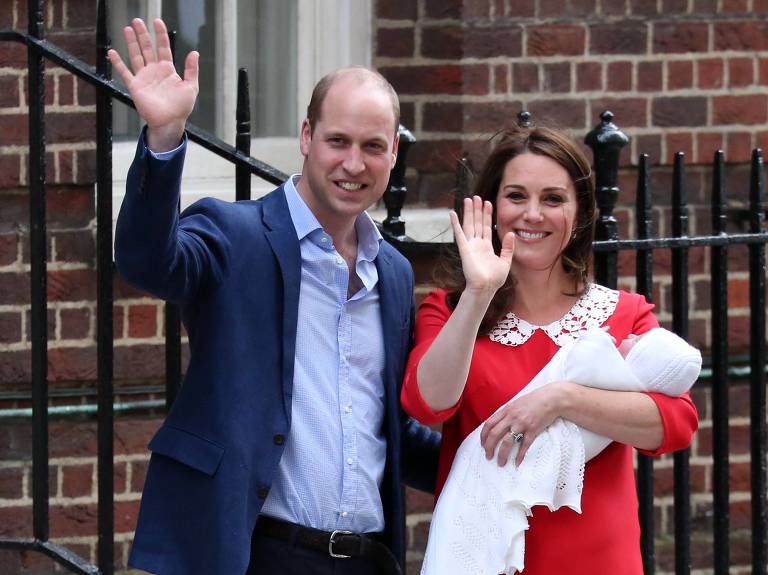 TOPSHOT - Britain's Prince William, Duke of Cambridge (L) and Britain's Catherine, Duchess of Cambridge show their newly-born son, their third child, to the media outside the Lindo Wing at St Mary's Hospital in central London, on April 23, 2018. / AFP PHOTO / Isabel INFANTES
