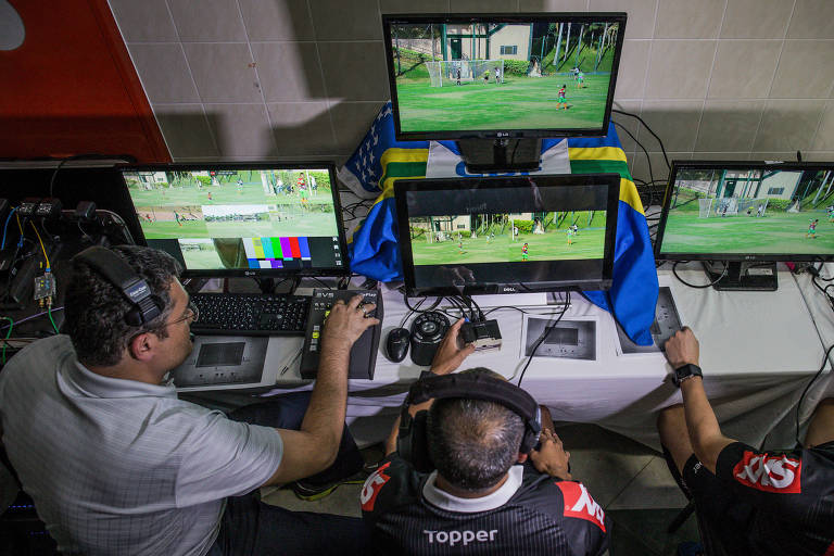 Em setembro de 2017, a CBF iniciou o treinamento para árbitros e assistentes para a implementação do árbitro de vídeo no futebol brasileiro, dando início à nova era do VARtebol