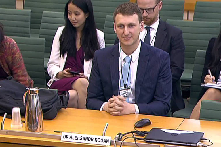 O pesquisador Aleksandr Kogan durante seu depoimento ao Parlamento britânico nesta terça (24) 