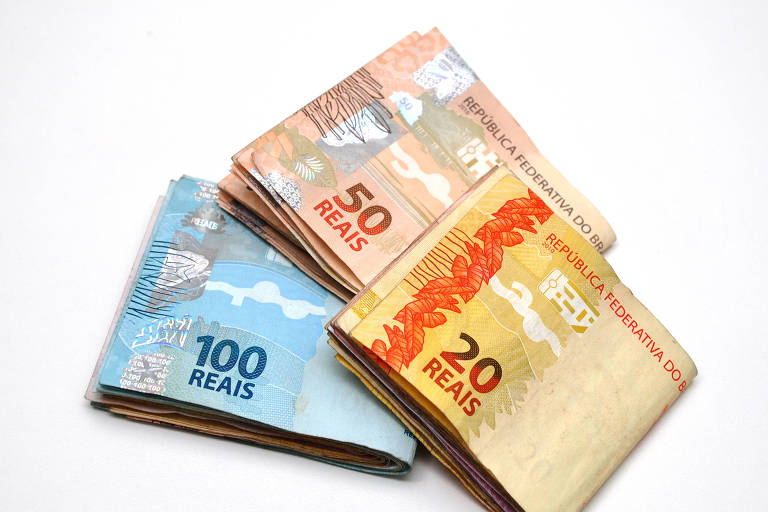 Foto de três maços de dinheiro de R$20, R$50 e R$100
