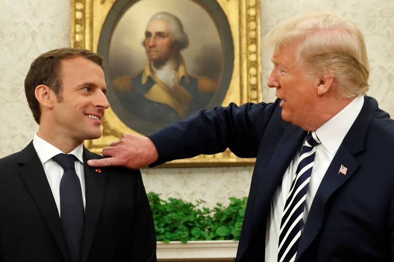 Trump tira caspa do terno do presidente francês Emmanuel Macron durante visita na Casa Branca