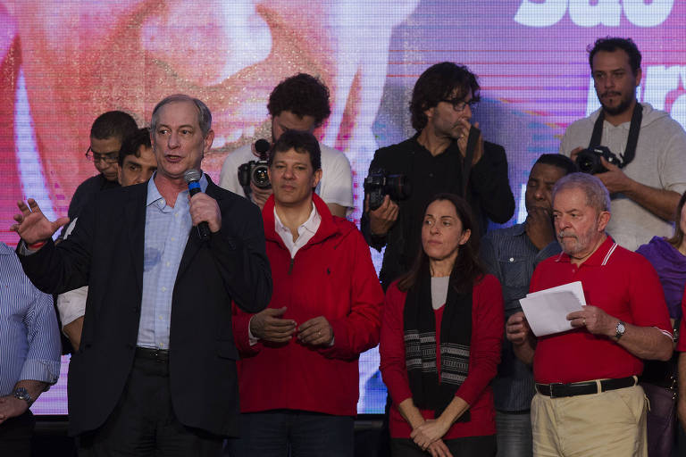 Em ato da campanha municipal de 2016, Ciro discursa ao lado de Haddad, sob o olhar de Lula em evento no Sindicato dos Bancários de São Paulo

