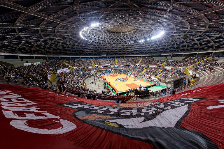 Bandeira da torcida do Basquete Cearense aberta no ginásio