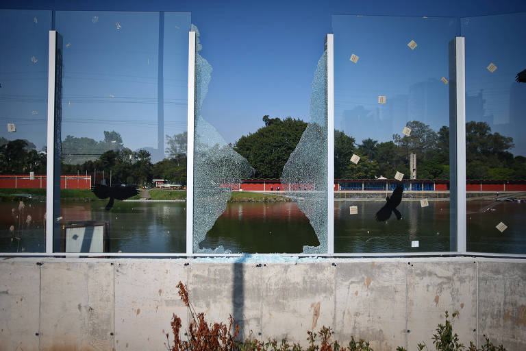 Em 24 de abril, o muro de vidro da raia da USP voltou a ter painéis quebrados; foi a terceira vez desde a inauguração