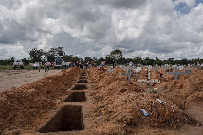 Cerimônia de enterro após a morte de dez pessoas  em fazendo do Pará