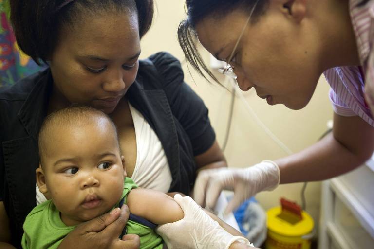 Enfermeira aplica vacina contra tuberculose em bebê