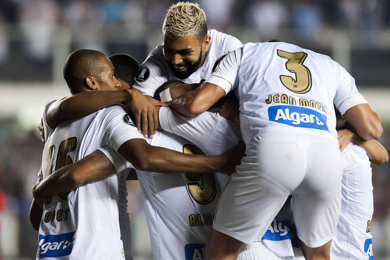 Jogadores do Santos comemoram gol