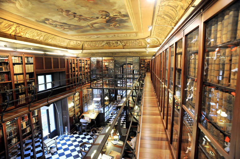 Biblioteca pertencente à associação cultural Ateneu Barcelonés, em Barcelona