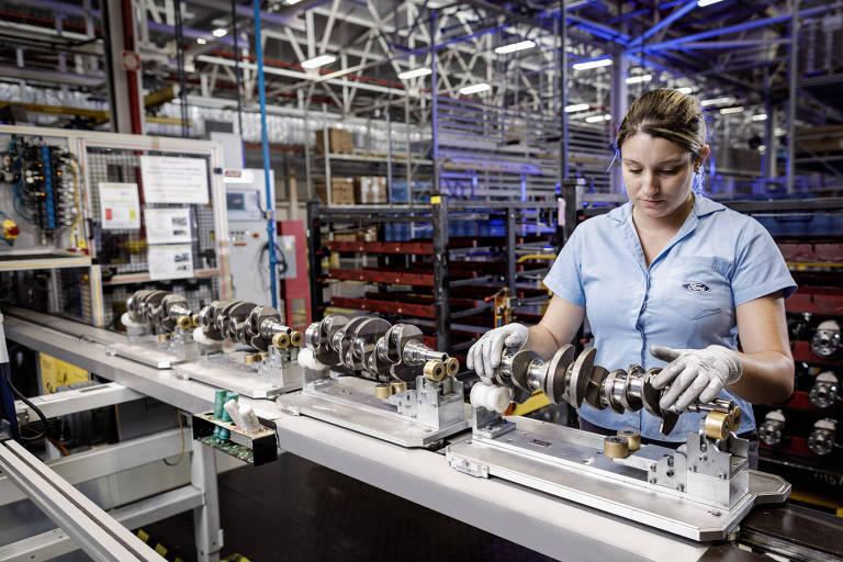 Mulher trabalhando na produção de motor na Fábrica da Ford em Taubaté (SP)