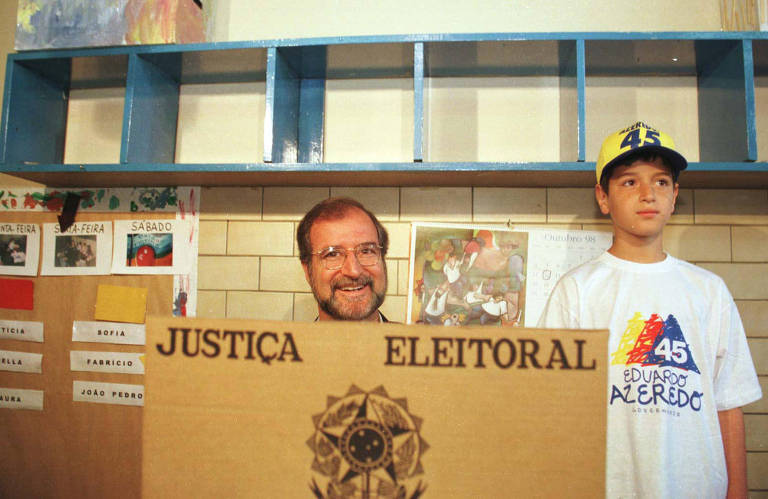 Eleição para governador de Minas Gerais em 1998, o governador e candidato à reeleição pelo PSDB, Eduardo Azeredo, vota em Belo Horizonte; Azeredo concorre à reeleição, mas perde para Itamar Franco (então no MDB)