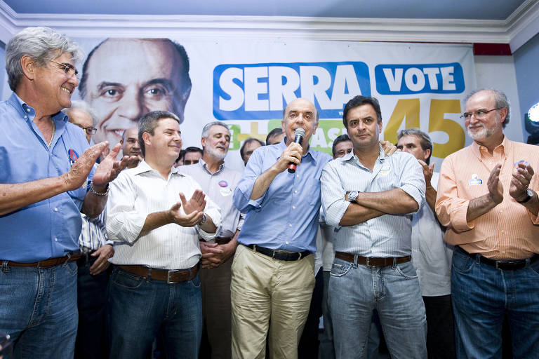 O candidato à Presidência José Serra (PSDB) com o prefeito Odelmo Leão, o senador eleito Itamar Franco, o governador Antonio Anastasia, o senador eleito Aécio Neves e o senador Eduardo Azeredo, em encontro com lideranças políticas de Minas; no ano anterior o STF aceita denúncia e Azeredo se torna reú