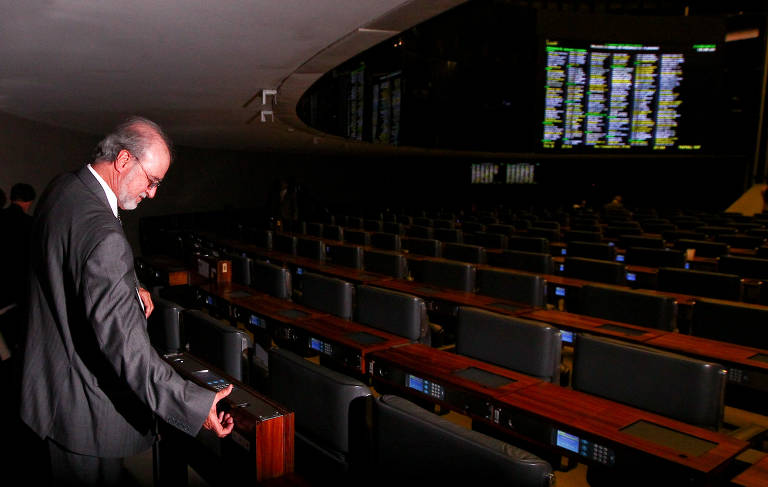 O deputado federal Eduardo Azeredo (PSDB-MG) marca presença no plenário da Câmara. Ele faria um pronunciamento para se defender das acusações de fraude no chamado mensalão tucano, em Minas Gerais, mas cancelou a fala por não estar se sentindo bem