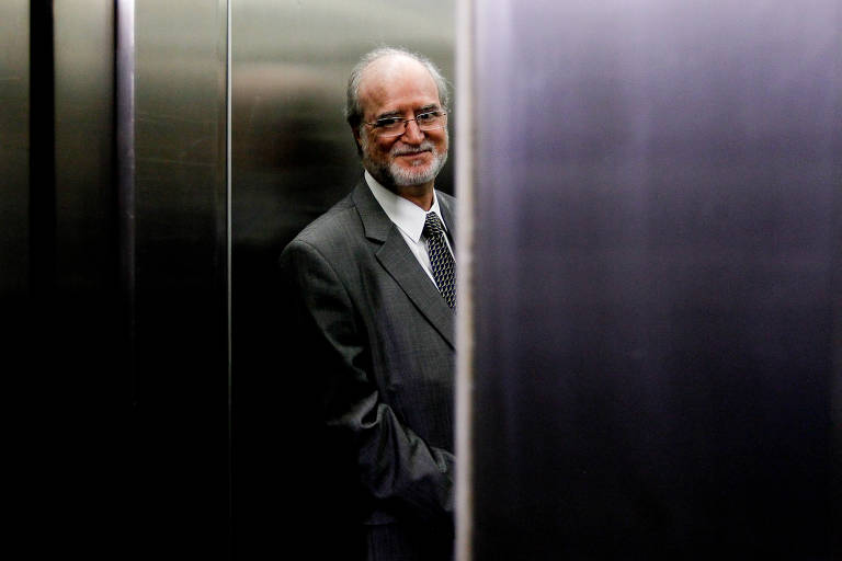 O deputado federal Eduardo Azeredo (PSDB-MG), acusado no caso conhecido como mensalão tucano, dentro do elevador após deixar o plenário da Câmara sem fazer seu discurso de defesa, porque não estava se sentindo bem