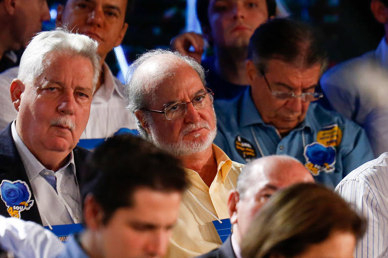 O ex-deputado Eduardo Azeredo na convenção nacional do PSDB, com o presidente do partido, senador Aécio Neves, o senador José Serra, o ex-presidente Fernando Henrique Cardoso e o governador de SP, Geraldo Alckmin, em Brasília; em dezembro deste ano, Azeredo é condenado a 20 anos e dez meses de prisão por peculato e lavagem de dinheiro