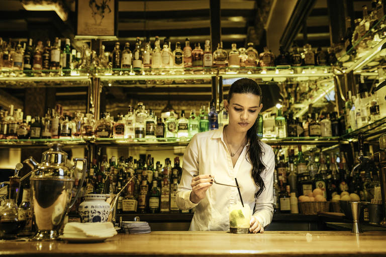 A brasileira Jennifer Miranda, 30, que trabalha no bar Cock, cenário de ‘Abraços Partidos’, de 2009 