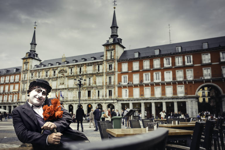 Artista de rua na praça Maior, cenário de ‘A Flor do Meu Segredo’, de 1995