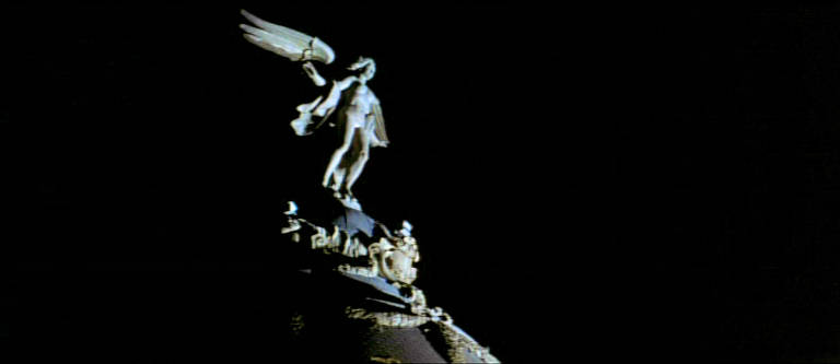 Esse ser angelical, do filme "Carne Trêmula" (1997)  está em cima do edifício Metrópolis (rua de Alcalá, 92), cartão-postal de Madri
