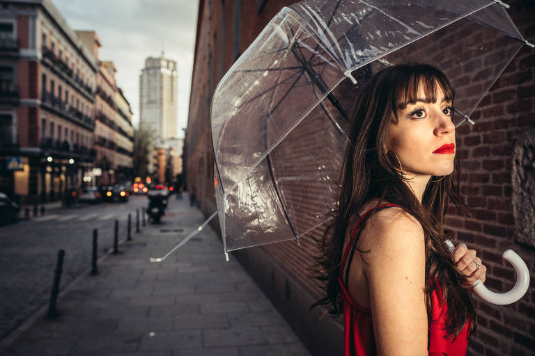 Mulher na rua Conde-Duque, em Madri, que serviu de locação para ‘A Lei do Desejo’ (1987) 