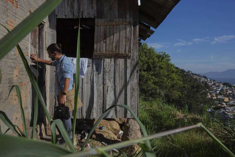 Médico de família Marcos Marzollo chega à casa do paciente Juarez Lopes,62, que mora em zona de difícil acesso na comunidade Monte Serrat, em Florianópolis