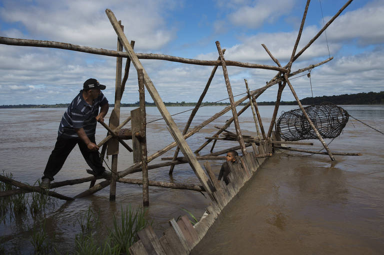 Pescador Jose Cláudio Coelho Lima, morador da Vila Amazonas, comunidade de pescadores que ficava ao lado da cachoeira do Teotônio, no rio Madeira