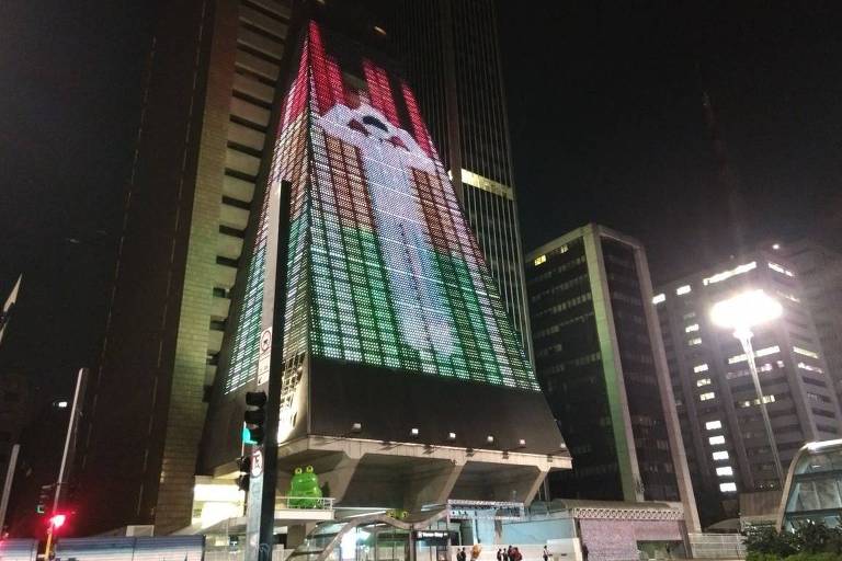 Imagem do 'Deciberto' projetada na fachada do prédio da Fiesp, em São Paulo