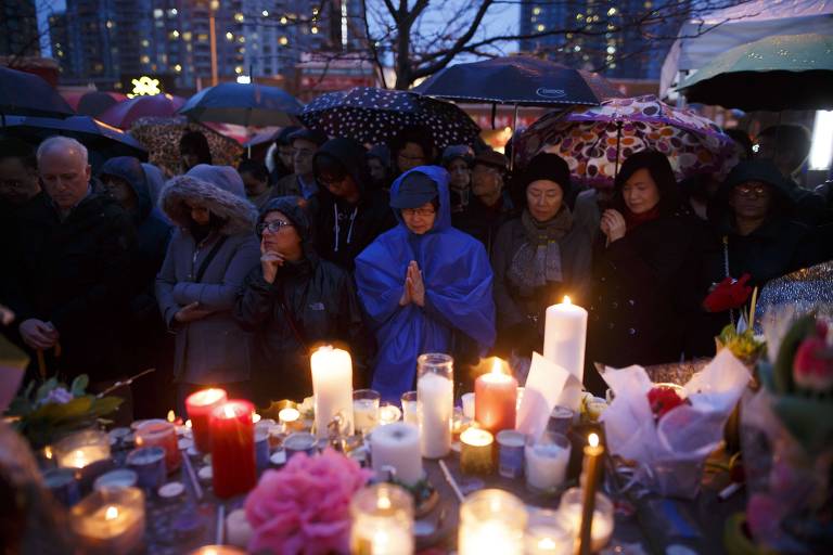Grupo reza por vítimas de atentado que matou dez em Toronto