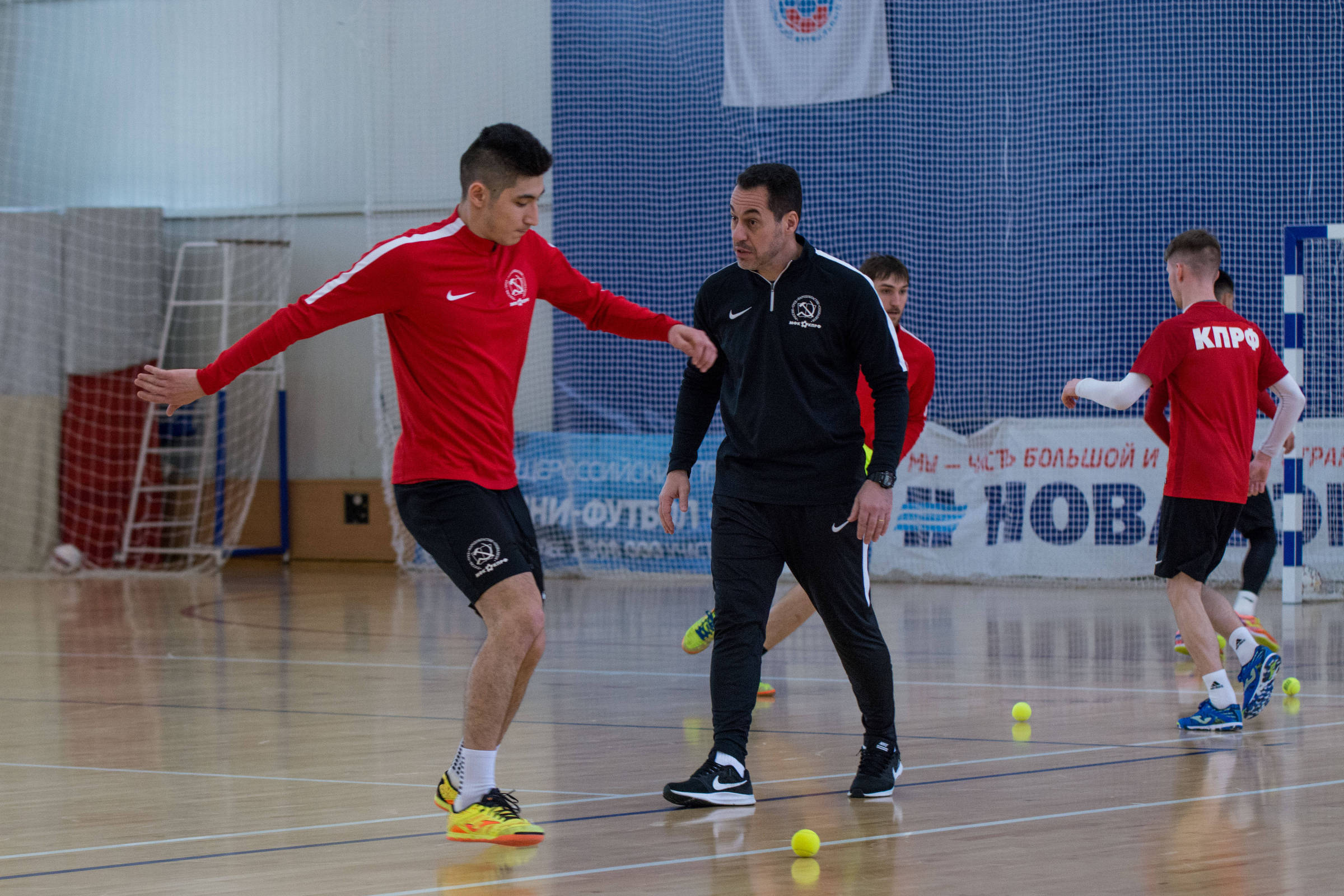 Com brasileiros, time de futsal russo é bancado por comunistas - 26/04/2018  - Esporte - Folha