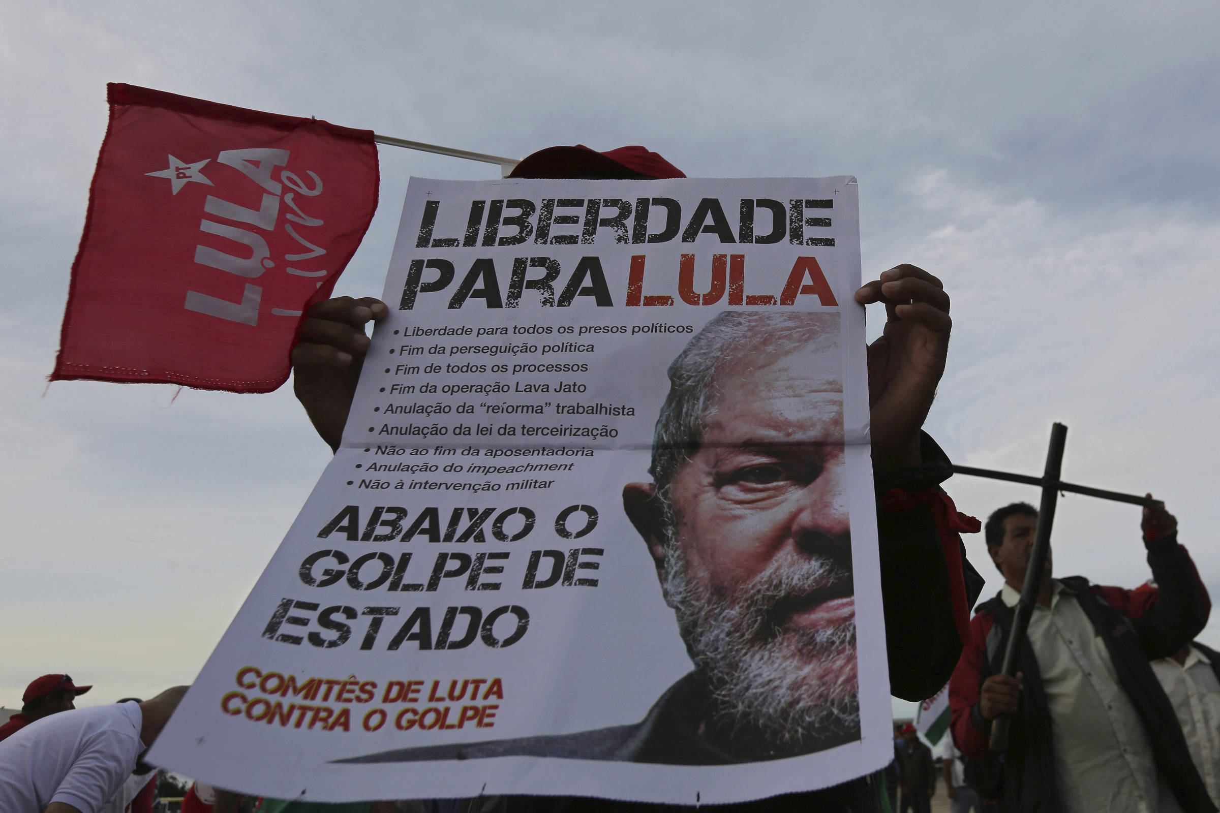 Resultado de imagem para A ESQUERDA É O TITANIC DE 2018