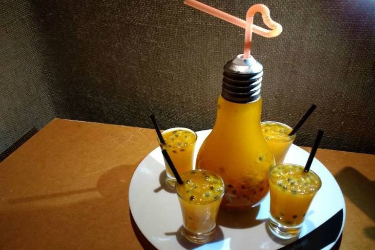 Sucesso na Choperia Bate-Papo, no Itaim Paulista, Bebida da Luz vem em recipiente que lembra uma lâmpada