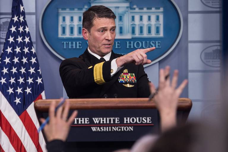 O almirante Ronny Jackson, médico da Casa Branca, fala em entrevista coletiva em Washington