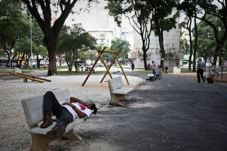 DEPOIS: praça Princesa Isabel, que por semanas foi transformada no centro da cracolândia no ano passado, agora ganha reforma