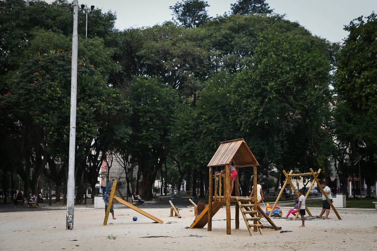 DEPOIS: com quadra e parque, praça Princesa Isabel renasce com esporte e crianças após se tornar o centro da cracolândia no ano passado