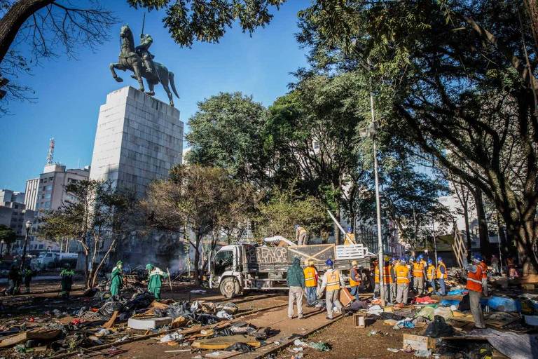 ANTES: equipes da prefeitura fazem limpeza da praça Princesa Isabel após saída de usuários de drogas, em junho de 2017