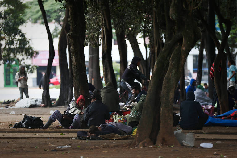 ANTES: usuários de drogas tomam conta da praça Princesa Isabel após operação policial na região da cracolândia, em junho de 2017