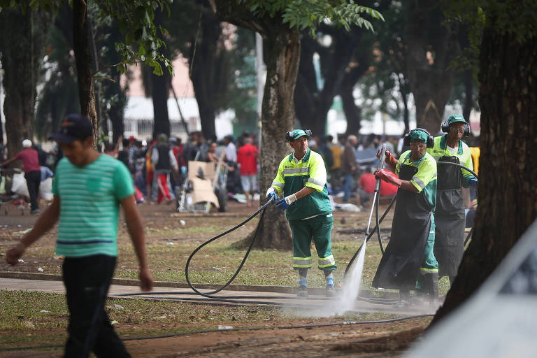 ANTES: usuários de drogas tomam conta da praça Princesa Isabel após operação policial na região da cracolândia, em junho de 2017
