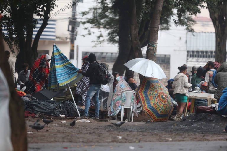 ANTES: usuários de drogas tomam conta da praça Princesa Isabel após operação policial na região da cracolândia, em junho de 2017