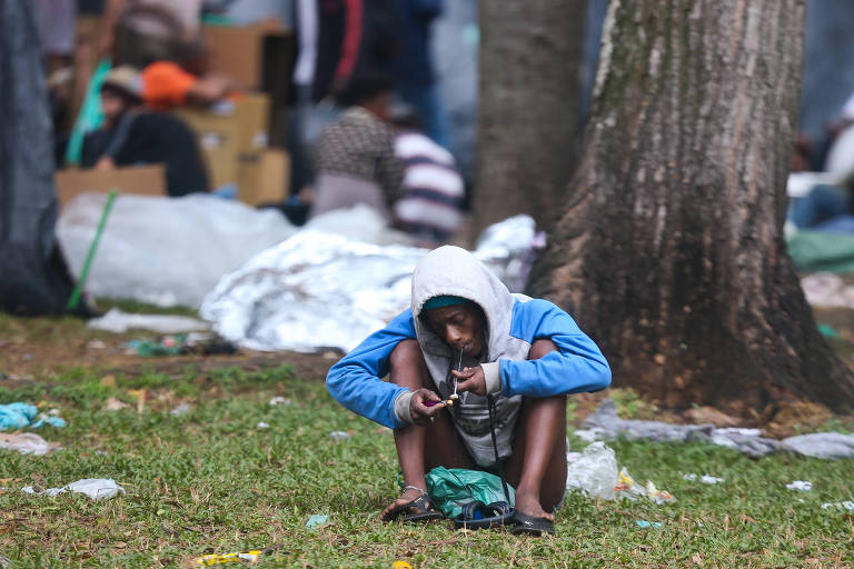 ANTES: usuários de drogas tomam conta da praça Princesa Isabel após operação policial na região da cracolândia, em maio de 2017
